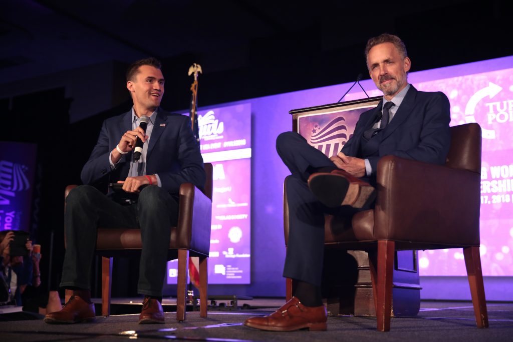 fot. Gage Skidmore - Charlie Kirk and Jordan Peterson speaking with attendees at the 2018 Young Women's Leadership Summit hosted by Turning Point USA at the Hyatt Regency DFW Hotel in Dallas, Texas.